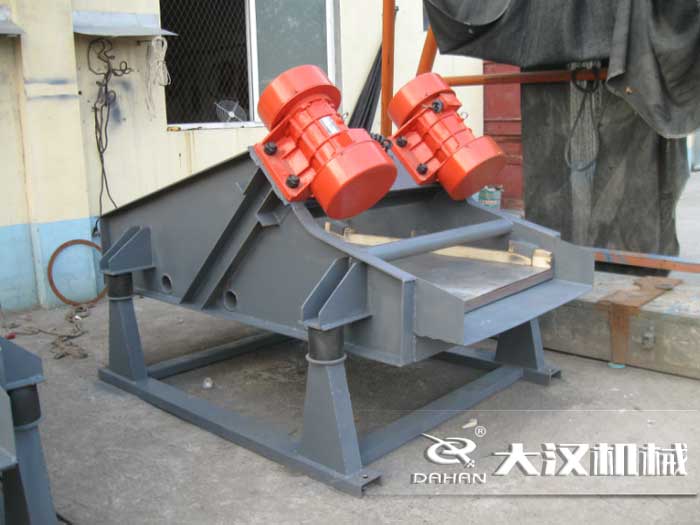 礦用振動(dòng)篩采用優(yōu)質(zhì)的錳鋼材質(zhì)，主要特點(diǎn)就耐磨性強(qiáng)，對(duì)于礦用振動(dòng)篩來說其，耐磨性是非常重要的。