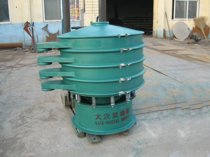 直徑1000型振動篩除了有碳鋼材質(zhì)其還有不銹鋼+碳鋼，以及全不銹鋼的選擇，用戶可根據(jù)用戶物料的性質(zhì)不同可進行選擇。