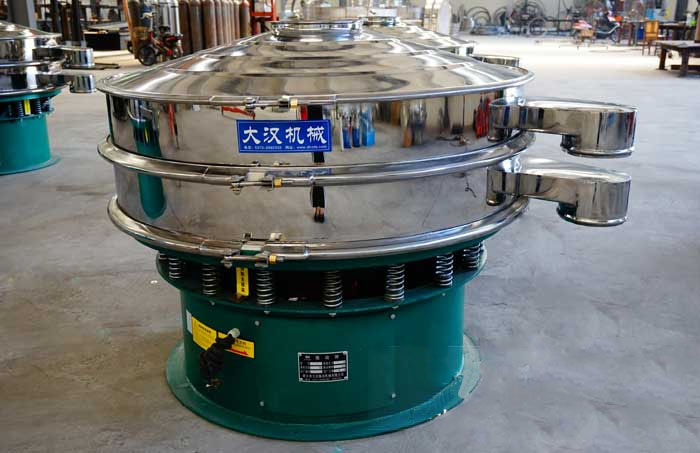 玻璃粉振動(dòng)篩比較常見的材質(zhì)為不銹鋼材質(zhì)，但其碳鋼材質(zhì)的設(shè)備相對(duì)來說其使用壽命不夠長(zhǎng)，對(duì)于一些特殊行業(yè)的物料的篩分也比較有限，所以目前比較受歡迎的材質(zhì)為不銹鋼材質(zhì)。