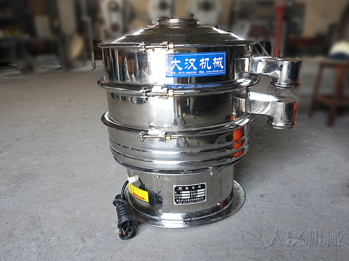 醫(yī)藥振動篩主要采用的是304不銹鋼振動篩，優(yōu)勢：設(shè)備干凈衛(wèi)生，不易生銹，使用壽命長久，經(jīng)久耐用。